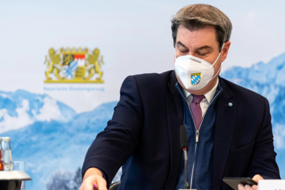 Markus Söder (53, CSU), Parteivorsitzender und Ministerpräsident von Bayern, sortiert zu Beginn einer Sitzung des Ministerrats in der Staatskanzlei seine Unterlagen.
