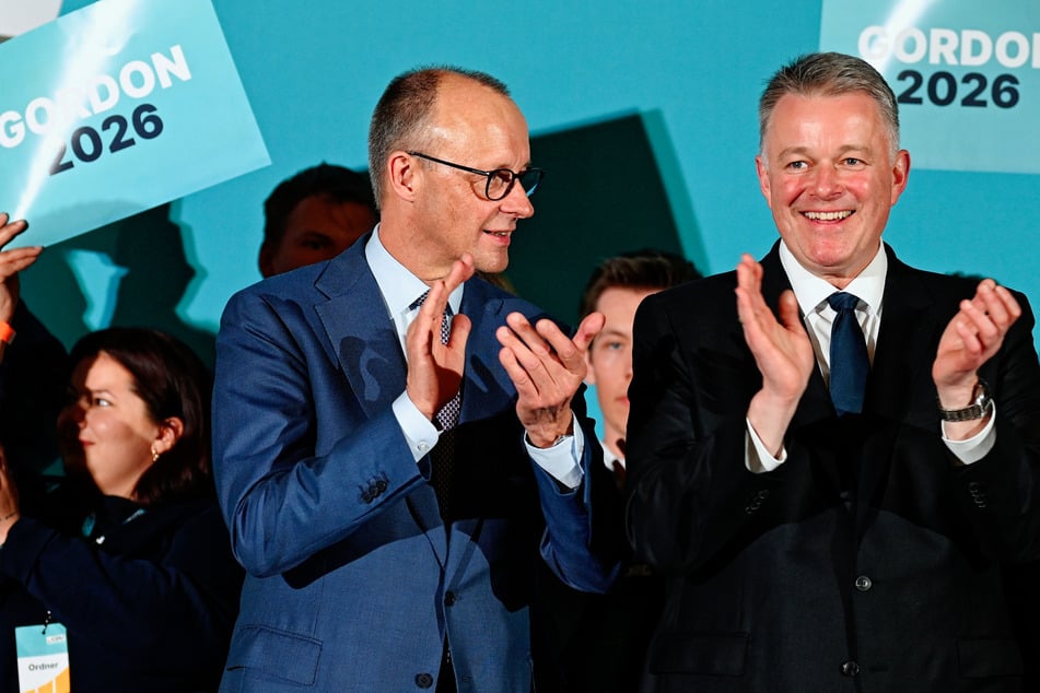 CDU-Spitzenkandidat Gordon Schnieder (r.) sagte in Gegenwart von Bundeskanzler Friedrich Merz, er sei "sehr zuversichtlich", was einen Wahlsieg angehe.