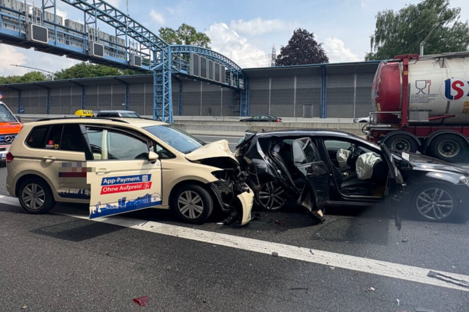 Offenbar ist ein Taxi am Sonntag in ein Stauende auf der A7 in Hamburg gekracht. Dabei sollen acht Personen, darunter vier Kinder, verletzt worden sein.