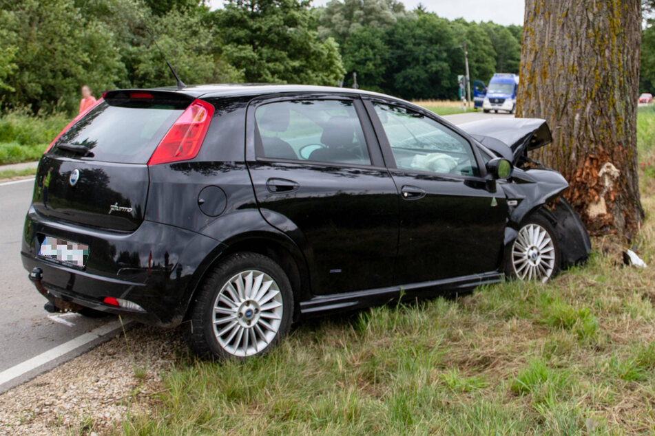 Ein 72 Jahre alter Mann ist in Bayern mit einem Auto gegen einen Baum geprallt und dabei ums Leben gekommen.