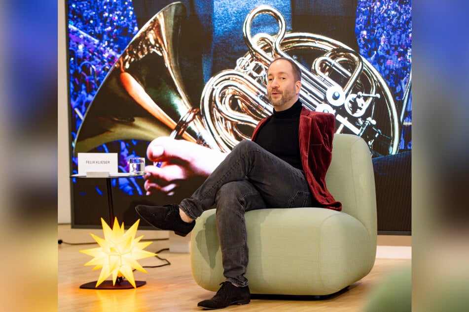 Hornist Felix Klieser (34) wird mit den Zehen sein Instrument spielen.