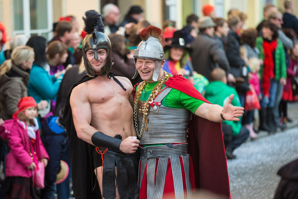 Da feiern auch die Römer mit den Barbaren: In Radeberg findet eigentlich immer ein großer Faschingsumzug statt. Die Corona-Beschränkungen verdrängten die Karnevalshochburg aber ins Internet.