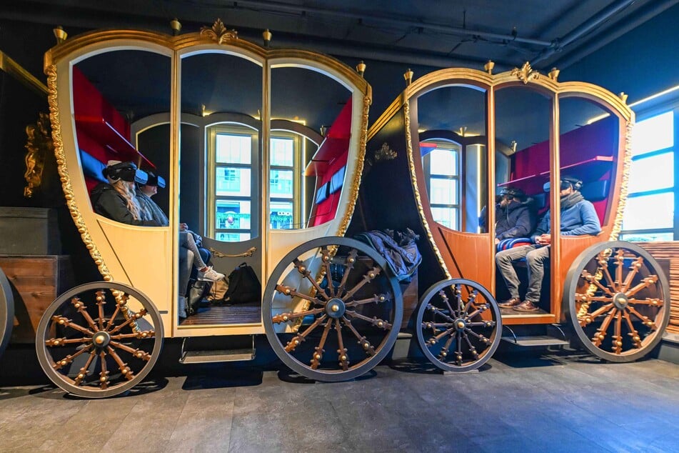 Brille auf und rein in die Kutsche - und schon geht's über Kopfsteinpflaster ins Barock.