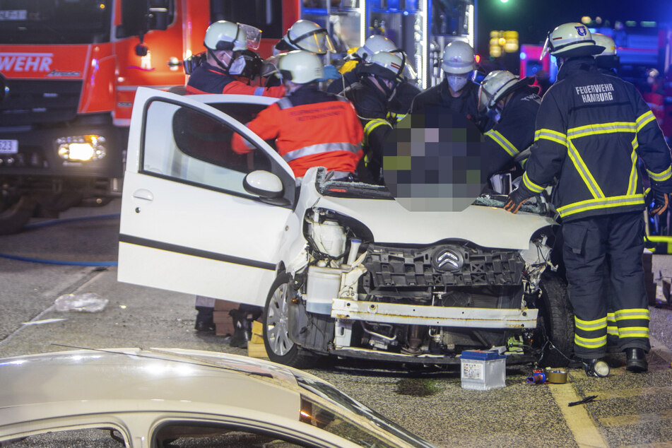 Zwei Autos stoßen auf Bundesstraße zusammen: Fünf Verletzte