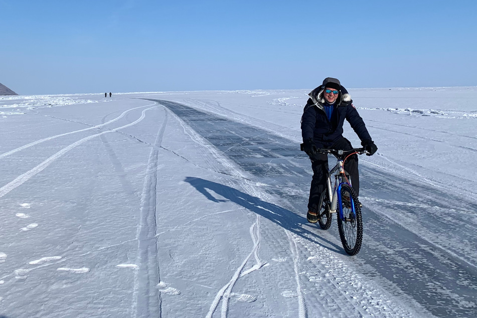 Mit dem Rad war Robert Semmann (36) rund 400 Kilometer auf dem zugefrorenem Baikalsee unterwegs.
