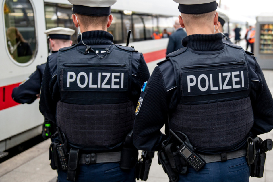 Eine Kontrolle der Bundespolizei in einem Zug bei Mühldorf am Inn ist eskaliert. (Symbolbild)