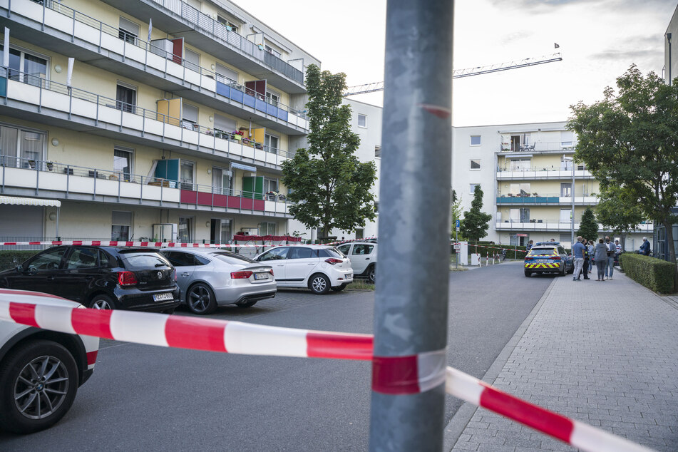 Weiträumig abgesperrt ist der Tatort (l. h.) im Stadtteil Gonsenheim, wo ein Mann von der Polizei erschossen wurde.