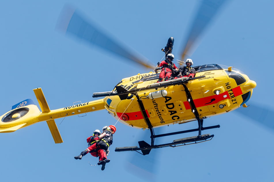 Die Rettungskräfte rückten unter anderem auch mit einem Hubschrauber an. (Symbolfoto)