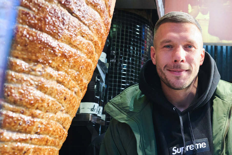 Lukas Podolski eröffnet Döner-Bude in Berlin und löst Polizeieinsatz aus