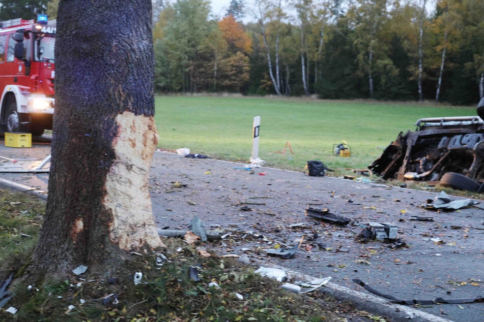 Der Ford war frontal gegen einen Baum gekracht.