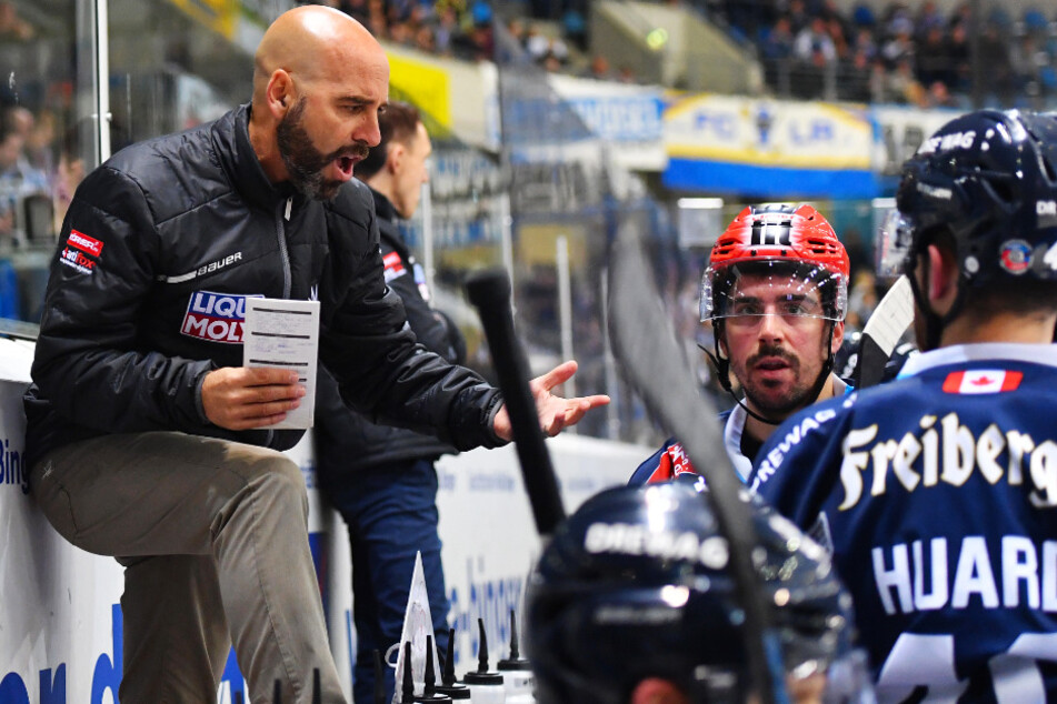 Eislöwen-Coach Rico Rossi (l.) greift in der kommenden Saison nicht mehr auf Dale Mitchell (M.) zurück. Der Stürmer geht nach Dänemark.
