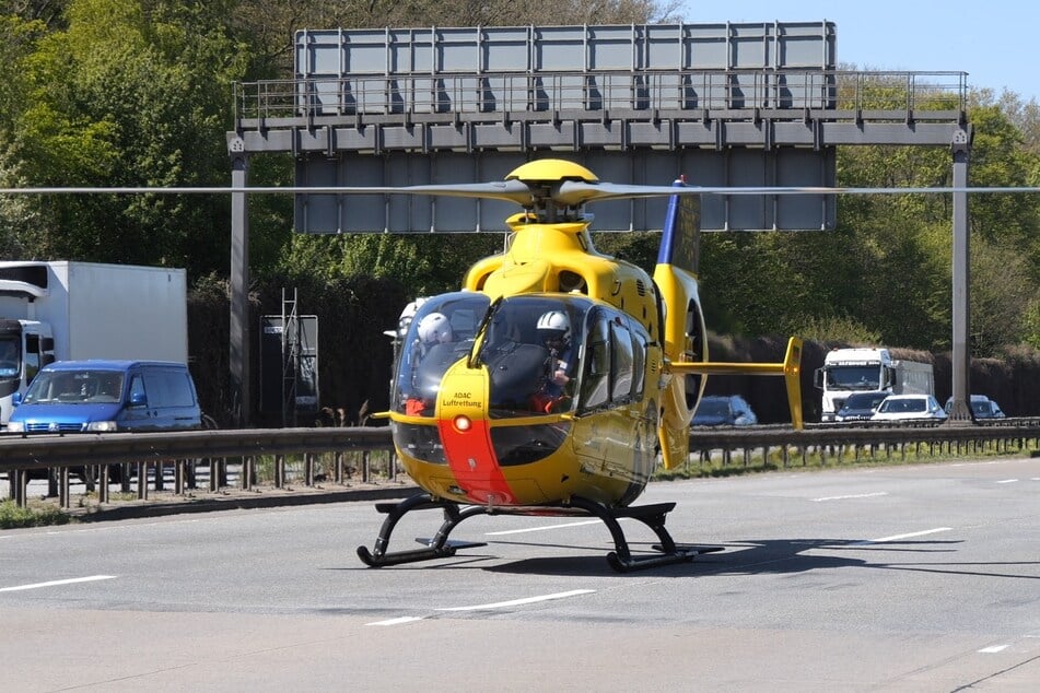Der lebensgefährlich Verletzte wurde per Hubschrauber in ein Krankenhaus gebracht.