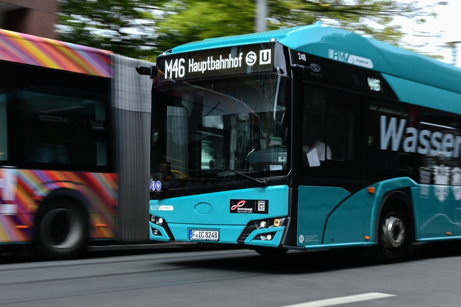 Als der Bus an der Endhaltestelle angekommen war, wollte der 21-Jährige nicht aussteigen. Dann griff er den Busfahrer an. (Symbolbild)