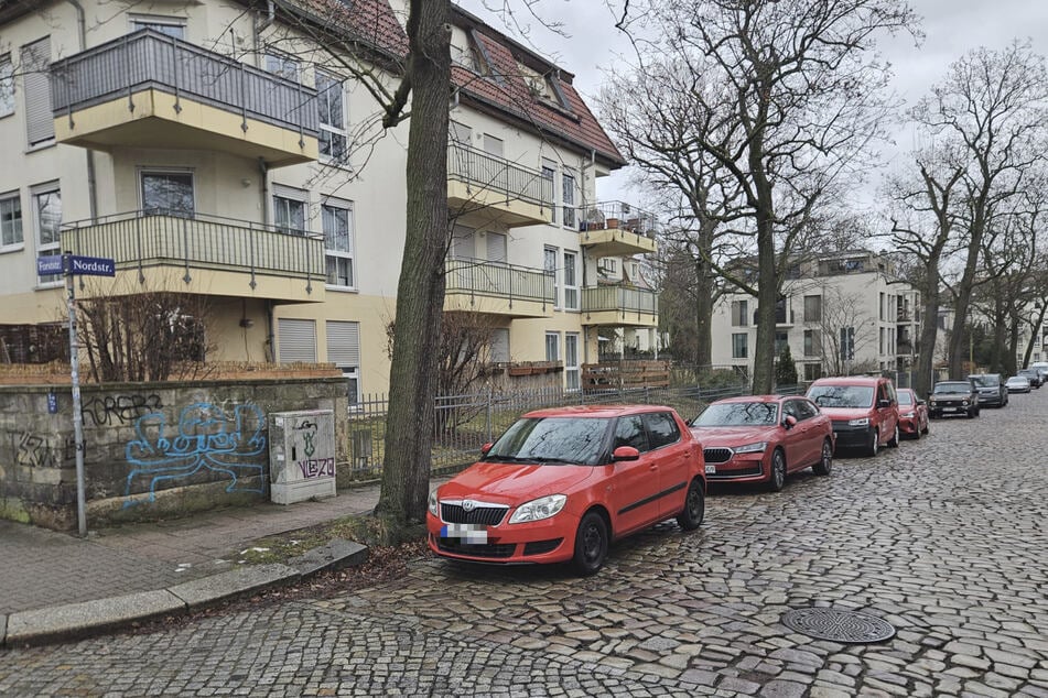 Akute Abschlepp-Gefahr: Auch am Sonntag parkten hier wieder private Fahrzeuge.