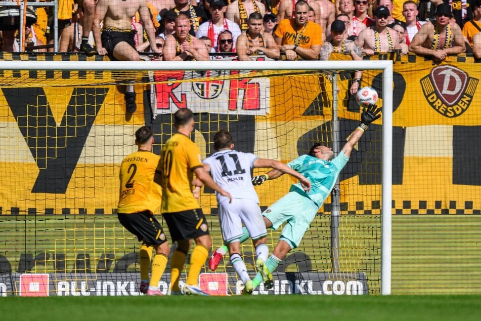 Unhaltbar für Tim Schreiber schlägt der Ball im Kasten zum 2:2 ein.
