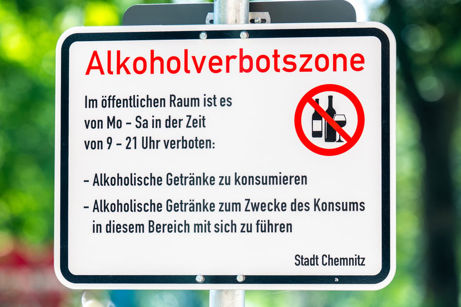 Ein Schild weist auf das Alkoholkonsumverbot hin. Es gilt seit 10. Juli.