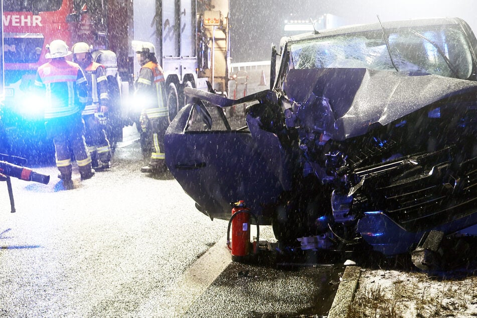 Bei einem Unfall auf der A3 in Unterfranken wurde die Front eines Kleintransporters zerschmettert, alle beteiligten Personen kamen in nahe liegende Kliniken.