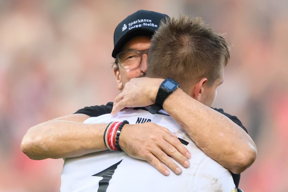 Trainer Pele Wollitz (60) herzt seinen Torwart-Helden Alexander Sebald (29).