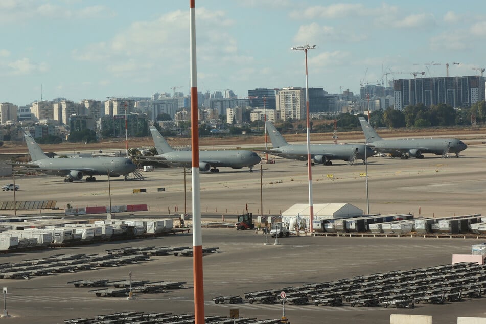 Tank- und Transportflugzeuge vom Typ Boeing KC-135 Stratotanker der US-Luftwaffe zur Luftbetankung stehen auf dem Rollfeld des Ben-Gurion-Flughafens.