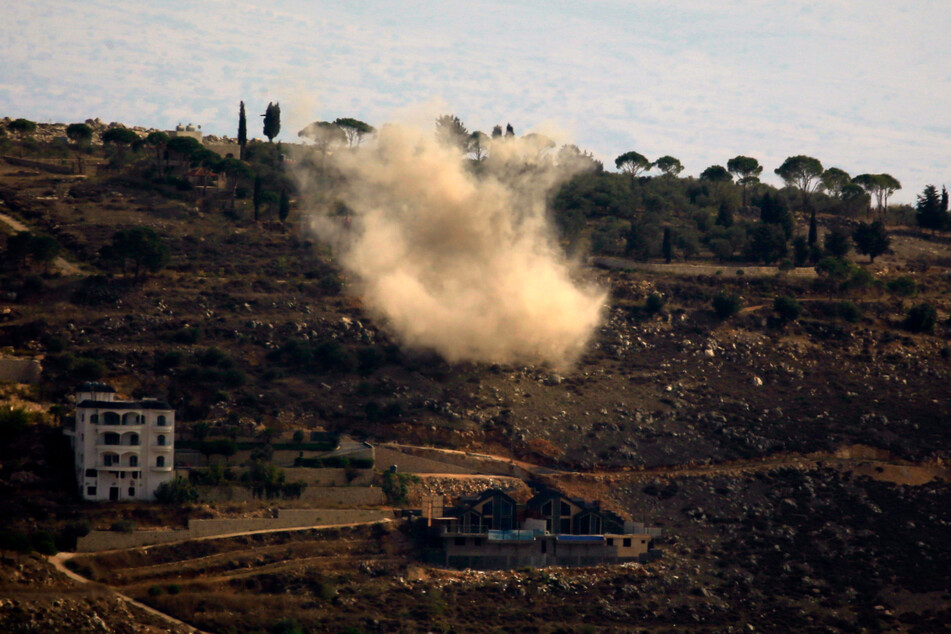 Rauch steigt nach israelischem Artilleriebeschuss in der Nähe von Kafr Shuba (Libanon) auf.