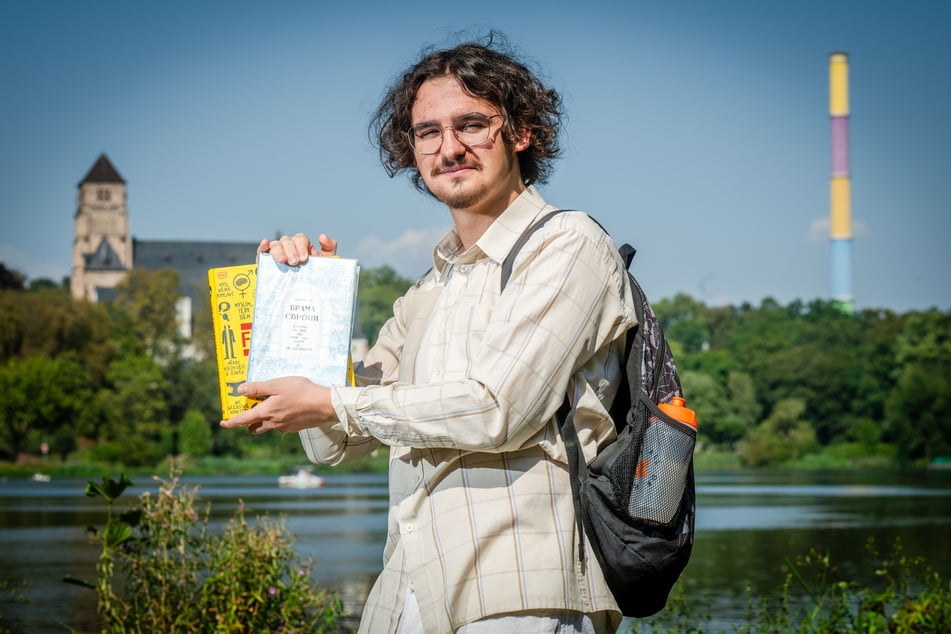 Alexander Bashmakov (19) liest in seiner Freizeit gern Bücher am Schlossteich.