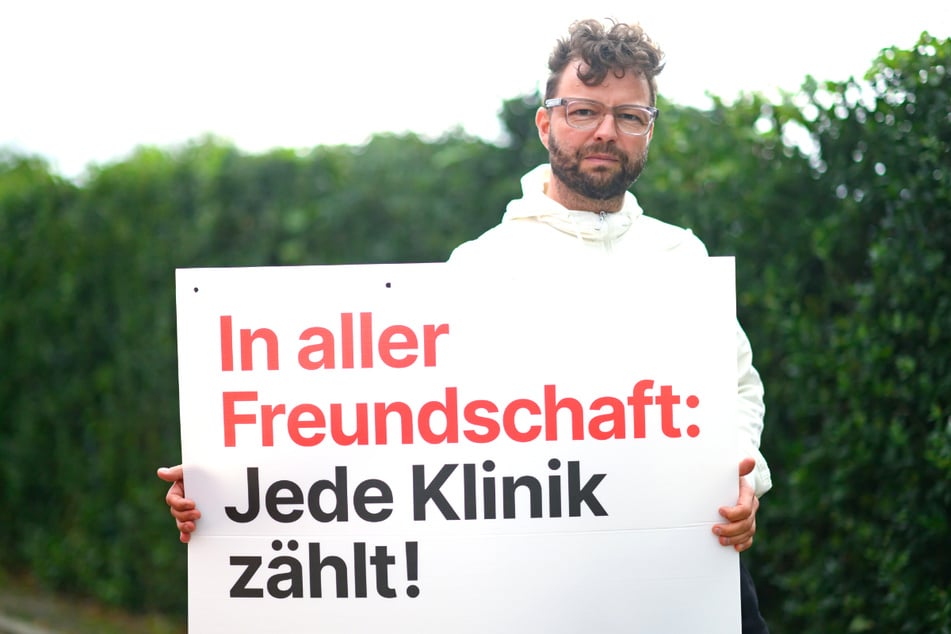 Landesgeschäftsführer Lars Kleba mit einem Wahlplakat zur Landtagswahl in Sachsen 2024.