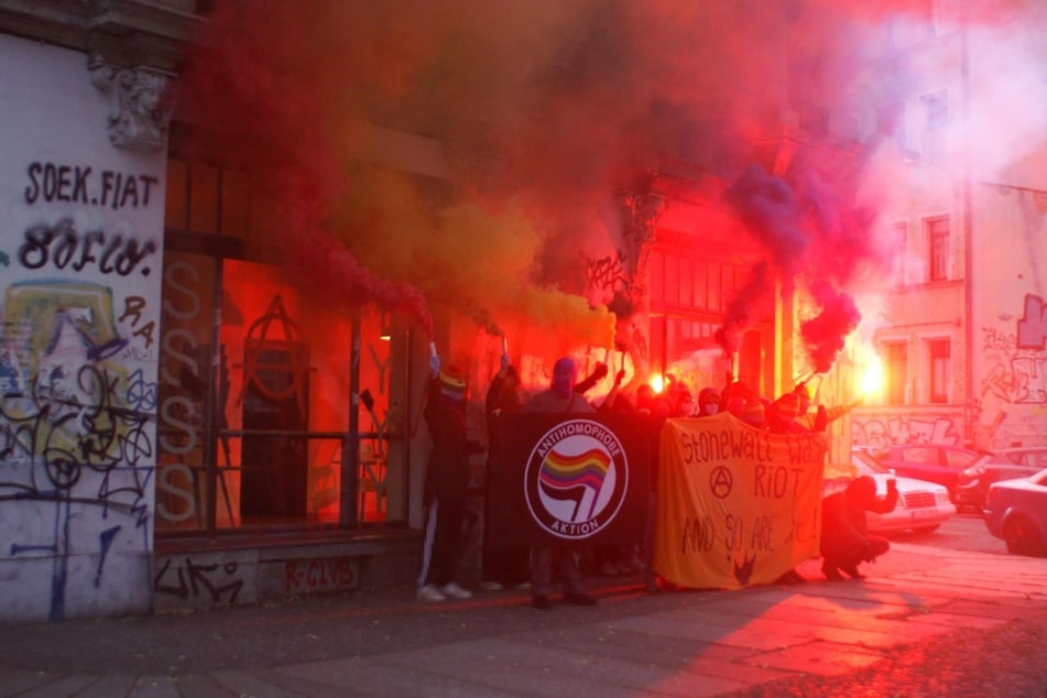 Mit diesem Bild feierte die anonyme Gruppierung ihren letzten Angriff auf das geschlossene Café. Sie zeigten die Antifa-Flagge und ein Plakat, auf dem "Stone was a riot and so are we!" steht.