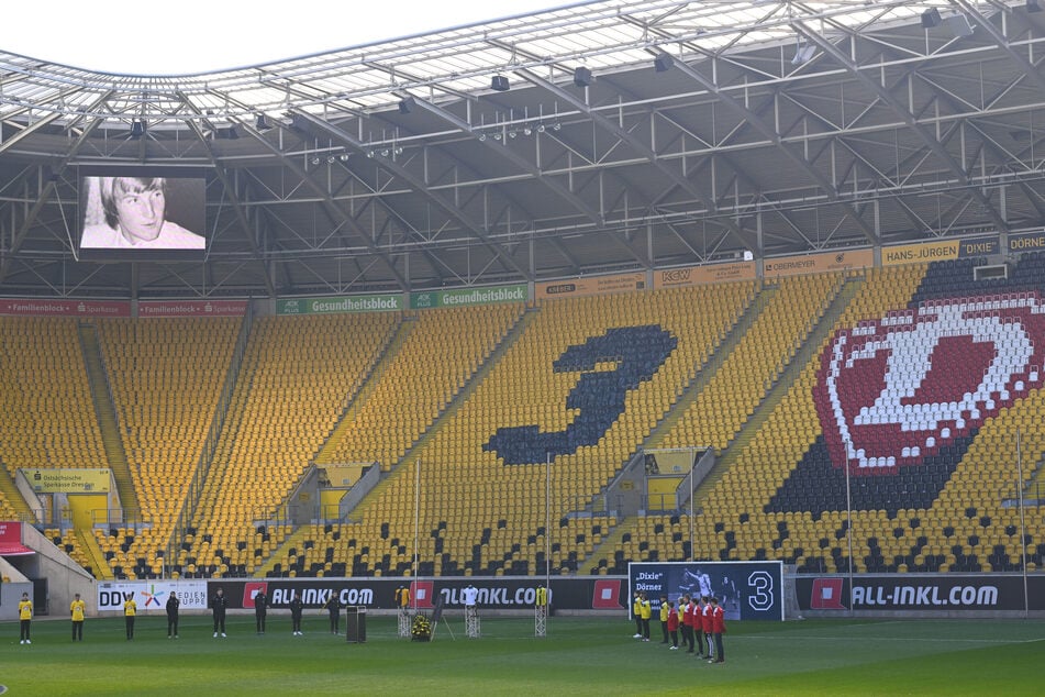 Schon zu Lebzeiten ehrte Dynamo Dresden Hans-Jürgen "Dixie" Dörner mit einer nach ihm benannten Tribüne.