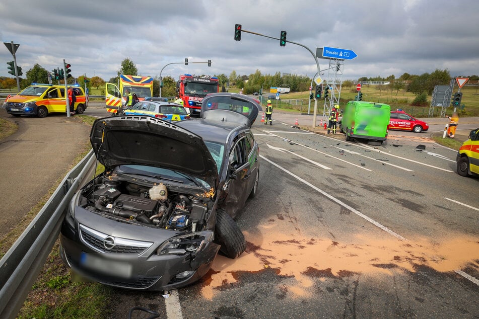 Die Kreuzung wurde nach dem Unfall gesperrt, zwei Personen wurden in ein Krankenhaus gebracht.