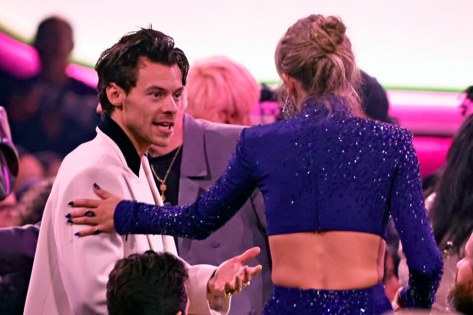 Harry Styles (l.) and Taylor Swift were spotted chatting at the Grammy Awards earlier this year.