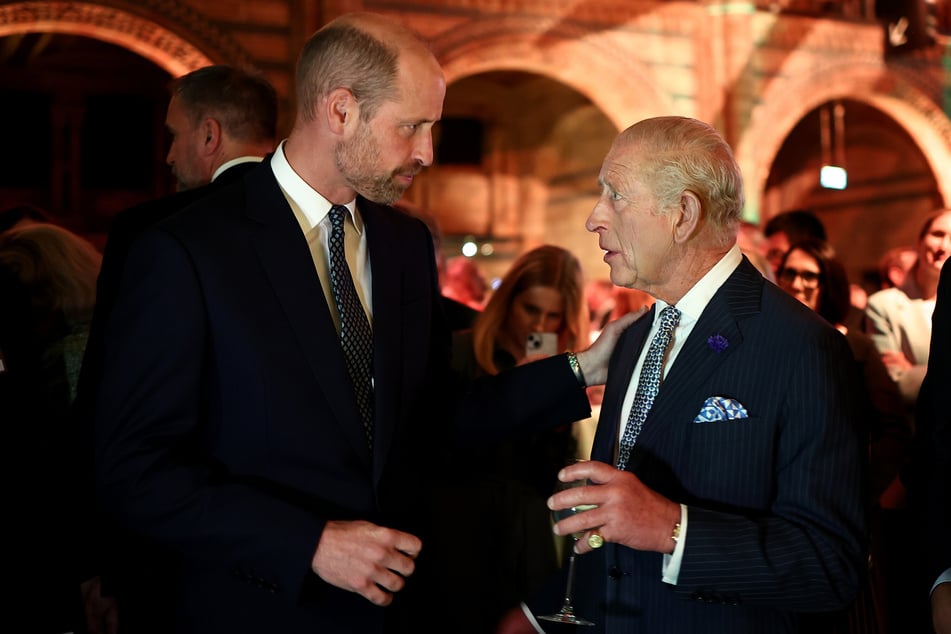 El príncipe William (43 años, a la izquierda) sucederá a su padre, Carlos (77), como rey algún día.