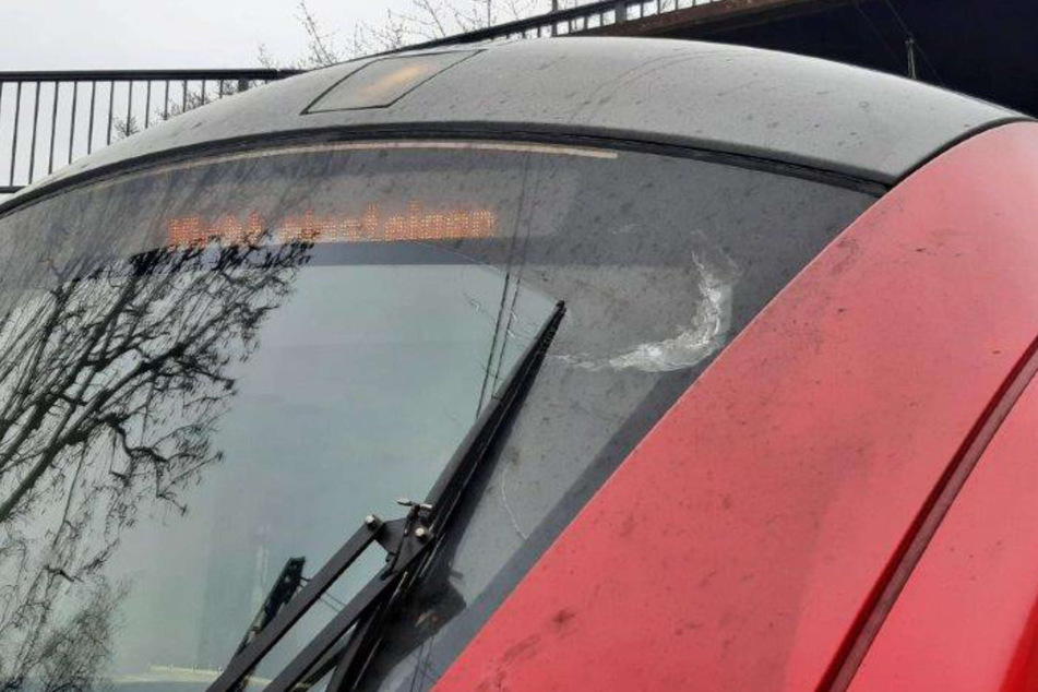 Fahrender Zug beworfen: S-Bahn muss Nothalt einlegen