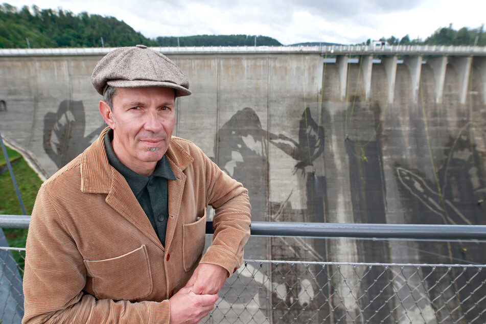 Künstler Klaus Dauven (58) kreiert derzeit ein riesiges Graffiti an der Rappbodetalsperre.