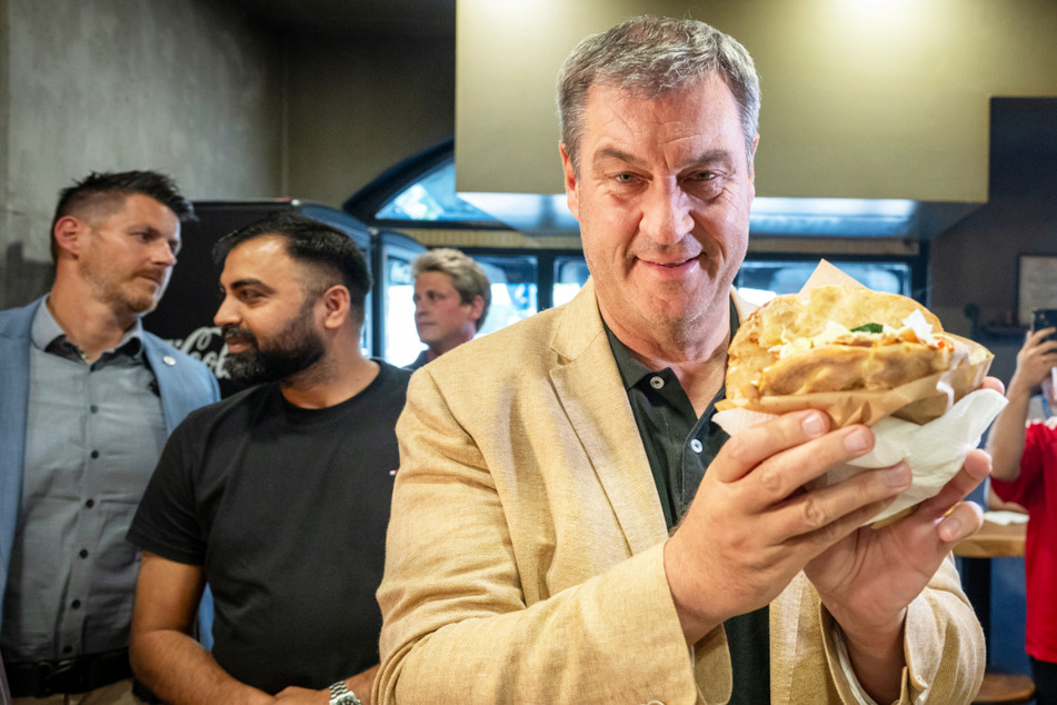 Da ist das gute Stück: Der Ministerpräsident ist großer Döner-Fan.