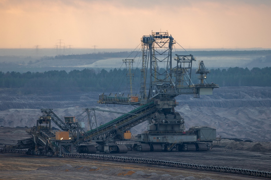 Ein Kohlebagger schürft im Tagebau Nochten das braune Gold. Wie lange noch - das ist strittig. Am Sonntag wollen Umweltschützer gegen den weiteren Kohleabbau protestieren.