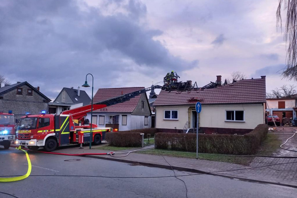 Feuerwehr findet Leiche nach Brand in Einfamilienhaus