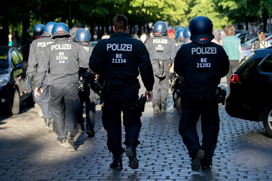 Nun ist auch in den Reihen der Berliner Polizei ein Chat mit rassistischen Inhalten aufgetaucht. (Symbolbild)