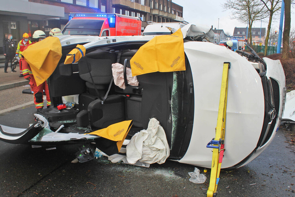 Die Feuerwehr befreite nach dem schweren Unfall am Montag in Velbert-Mitte den 57-jährigen Fahrer des Opels und seinen Hund aus dem völlig demolierten Wrack.