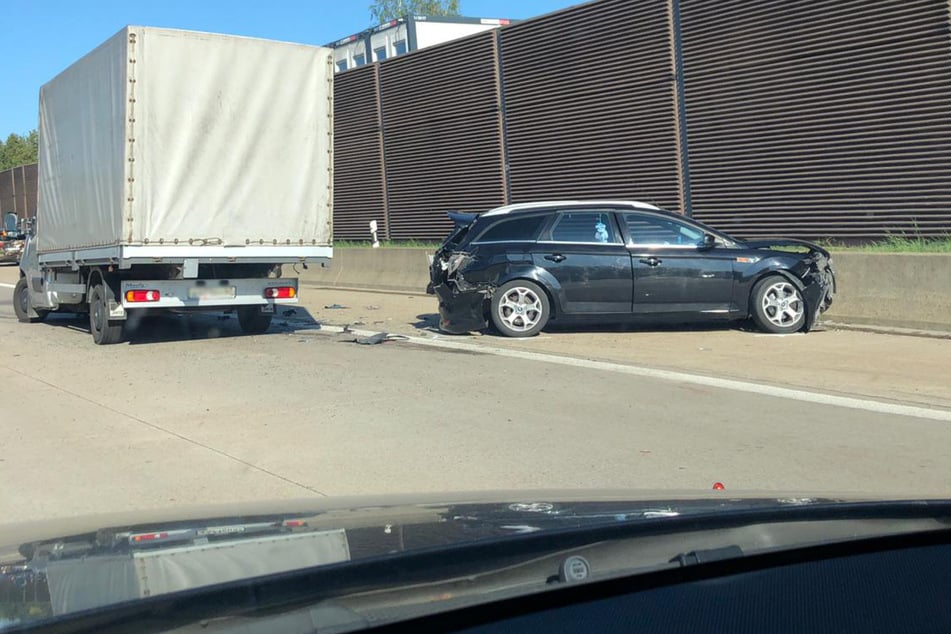 Der Ford Mondeo und der Transporter nach dem Crash.
