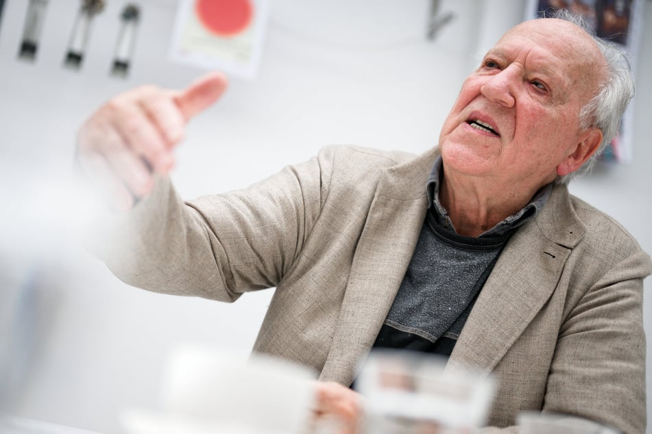 Irre! Dieser Mann hat mehr als eine halbe Million Follower - aber kein Handy