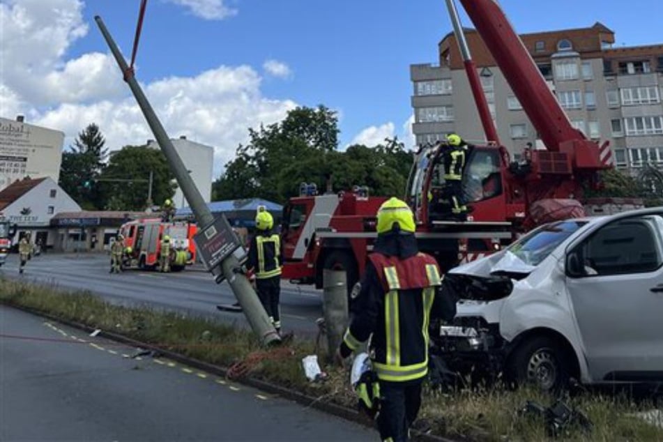 Der Straßenmast musste vom Strom genommen und abgesägt werden.