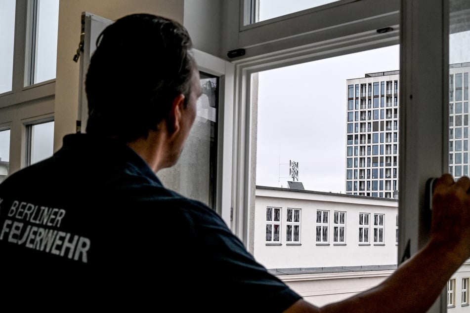 Die Sirenen wurden vor allem auf Dächern in der Innenstadt und an touristischen Orten installiert.