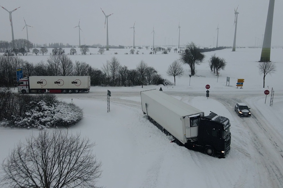 Extrem-Wetter in Sachsen-Anhalt! Schnee sorgt für Chaos auf Straßen und Autobahnen