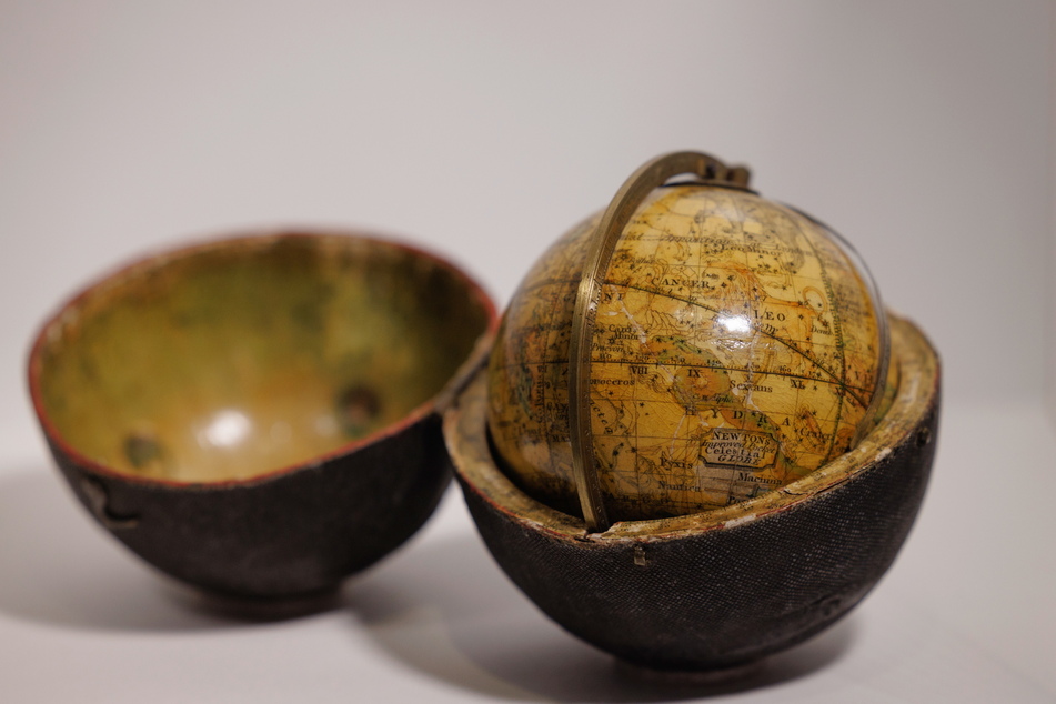 Einmal um die ganze Welt: Dieser kleine Himmelsglobus von Newton &amp; Co. (um 1800) gehört zur Ausstellung "Ferne, so nah".