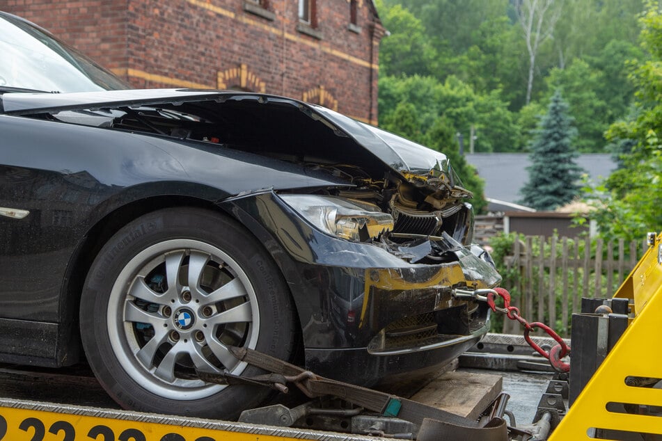 In Lengenfeld musste die B94 nach einem Unfall mit vier Fahrzeugen gesperrt werden. Auch ein BMW war in den Auffahrcrash verwickelt.