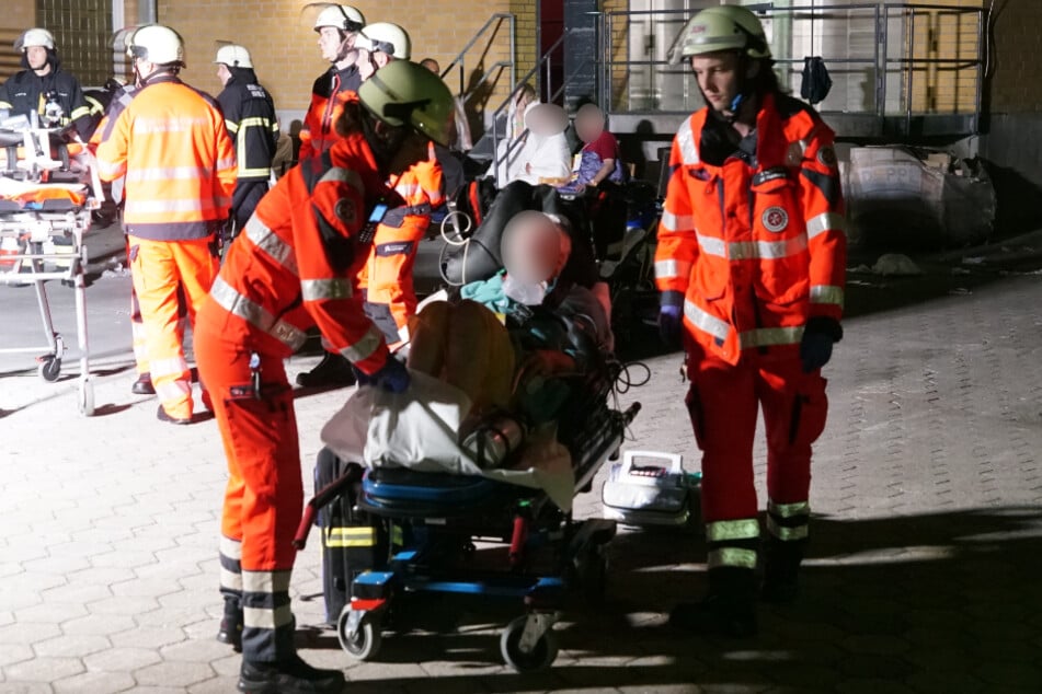 Viele Patienten sitzen im Rollstuhl oder sind bettlägerig und waren deshalb auf viel Hilfe bei der Evakuierung angewiesen.