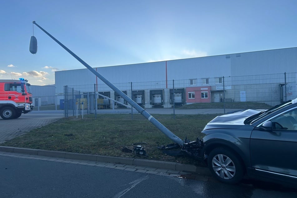 Die Laterne drohte nach dem Unfall umzustürzen.