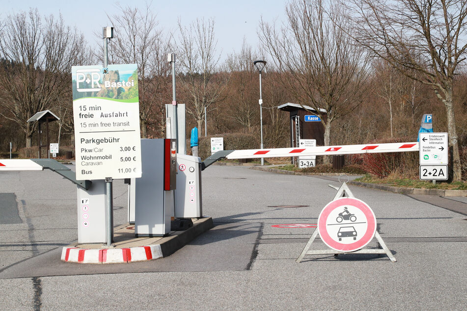 Keine Zufahrt möglich. So wie hier der Parkplatz an der Bastei sind derzeit viele Stellplätze in Sachsen abgesperrt.