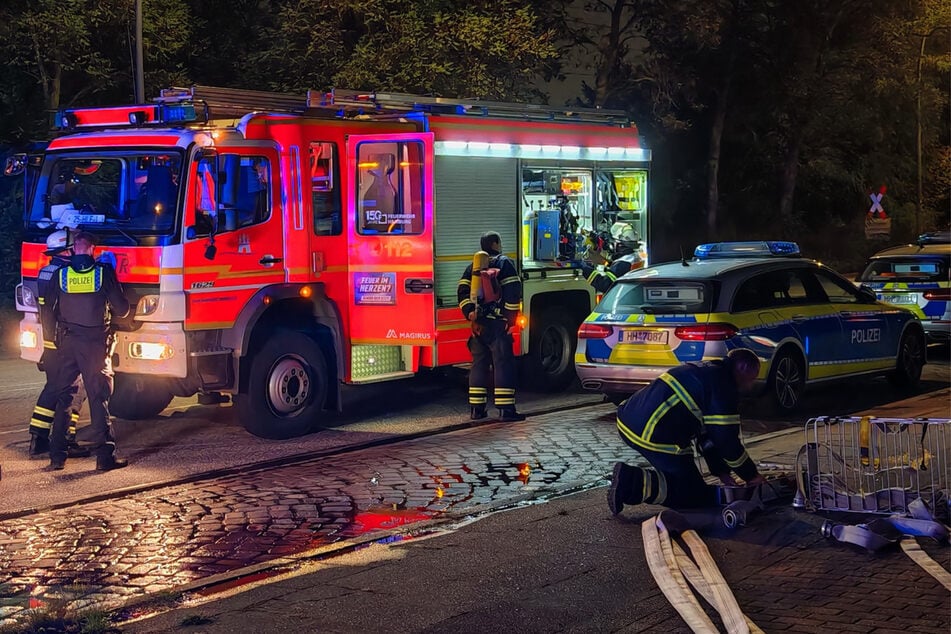 Die Hamburger Feuerwehr war am Donnerstagabend im Stadtteil Billbrook im Einsatz. Ein Mann hatte brennende Gegenstände aus dem Fenster geworfen.