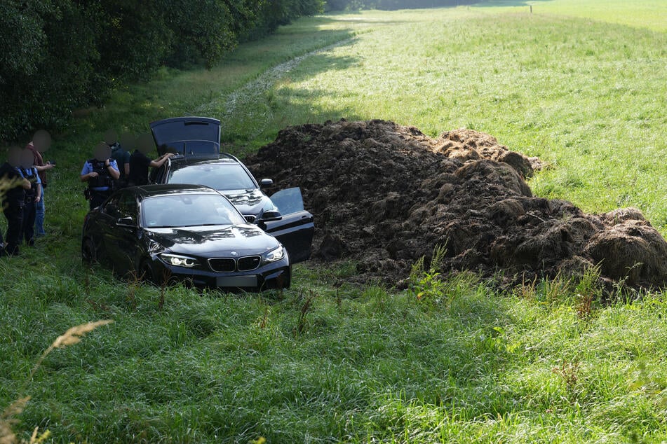 Der gestohlene BMW stoppte an einem Misthaufen.